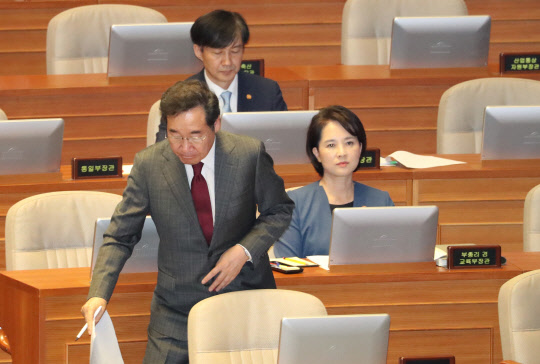 이낙연 국무총리가 1일 오후 국회 본회의장에서 열린 교육·사회·문화 분야 대정부질문에서 주호영 자유한국당 의원의 질문에 답변하기 위해 단상으로 이동하고 있다. 연합뉴스